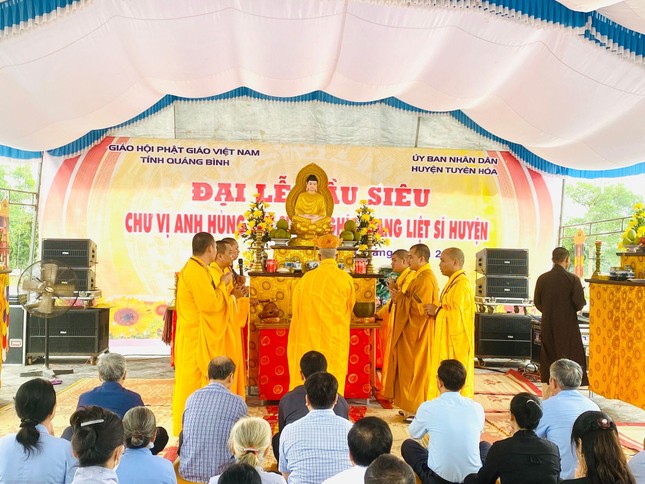 Chư tôn đức thực hiện nghi thức lễ cầu siêu các anh hùng liệt sĩ