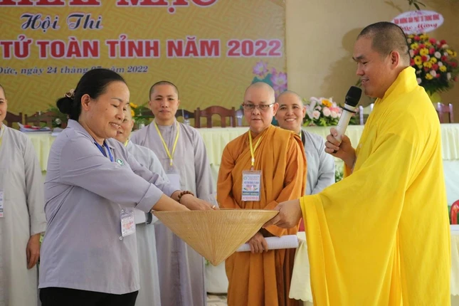 Phật tử bắt thăm câu hỏi giáo lý Phật tử bắt thăm câu hỏi giáo lý