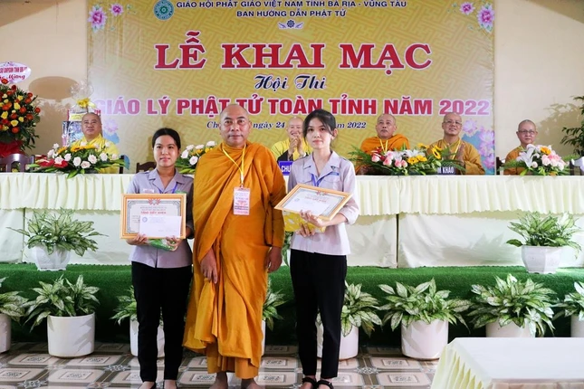 Trao giải nhì đến Phật tử Diệu Ước và Phật tử Thọ Thiên Trao giải nhì đến Phật tử Diệu Ước và Phật tử Thọ Thiên