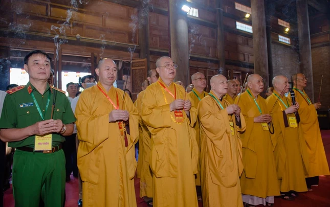 Chư tôn đức Hội đồng Trị sự, Ban Trị sự GHPGVN tỉnh Lai Châu niêm hương bạch Phật