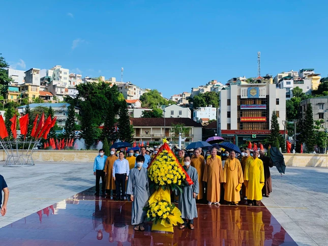 Chư tôn đức Thường trực Ban Trị sự GHPGVN tỉnh Quảng Ninh, Ban Trị sự GHPGVN TP.Hạ Long dâng hoa tường niệm anh hùng liệt sĩ
