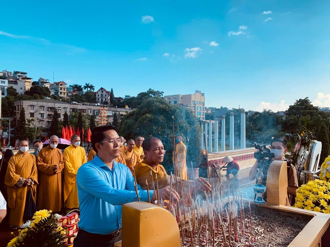 Thành kính niêm hương tưởng niệm