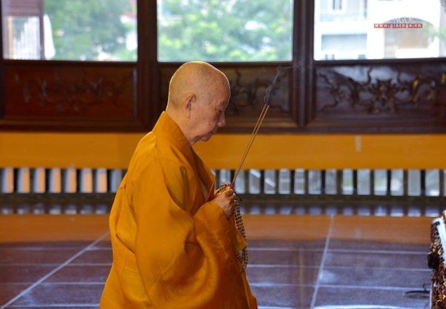 Tại chánh điện Việt Nam Quốc Tự, Đức Trưởng lão Hòa thượng Quyền Pháp chủ GHPGVN, Chứng minh Đạo sư GHPGVN TP.HCM thành kính niêm hương Tam bảo