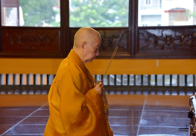 Tại chánh điện Việt Nam Quốc Tự, Đức Trưởng lão Hòa thượng Quyền Pháp chủ GHPGVN, Chứng minh Đạo sư GHPGVN TP.HCM thành kính niêm hương Tam bảo Tại chánh điện Việt Nam Quốc Tự, Đức Trưởng lão Hòa thượng Quyền Pháp chủ GHPGVN, Chứng minh Đạo sư GHPGVN TP.HCM thành kính niêm hương Tam bảo