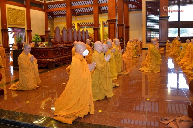 Toàn thể đại chúng thành kính đảnh lễ Tam bảo Toàn thể đại chúng thành kính đảnh lễ Tam bảo