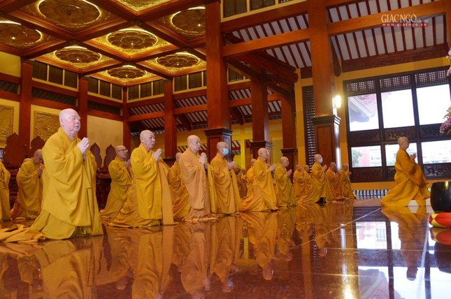 Đức Trưởng lão Quyền Pháp chủ GHPGVN cùng thực hiện các nghi thức bố-tát, thính giới với đại chúng