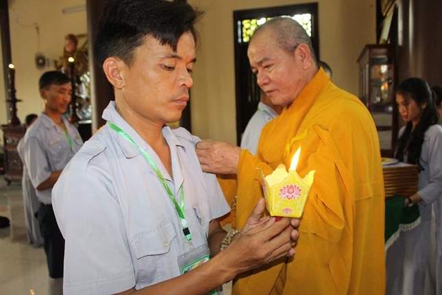 Gắn phù hiệu cấp đến các huynh trưởng