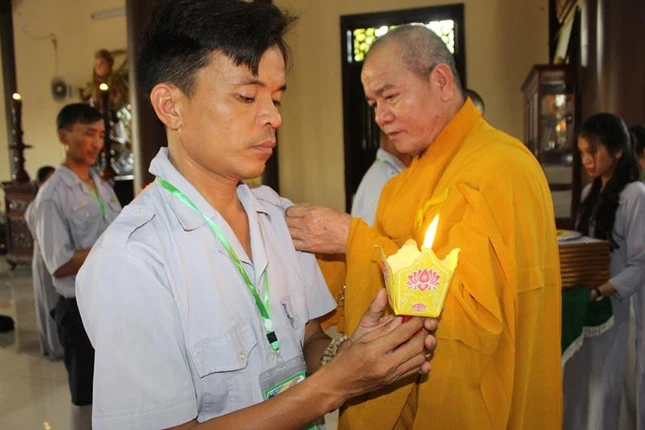 Gắn phù hiệu cấp đến các huynh trưởng Gắn phù hiệu cấp đến các huynh trưởng