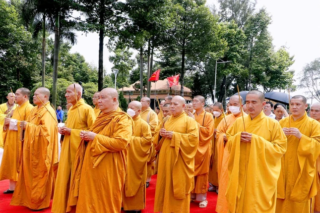 Chư tôn đức niêm hương tưởng niệm anh hùng, liệt sĩ