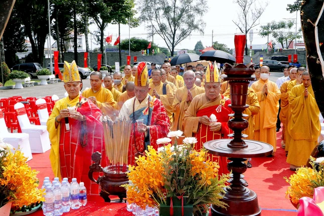 Chư tôn đức Ban Nghi lễ thực hiện nghi thức khai kinh và đăng đàn chẩn tế cầu siêu