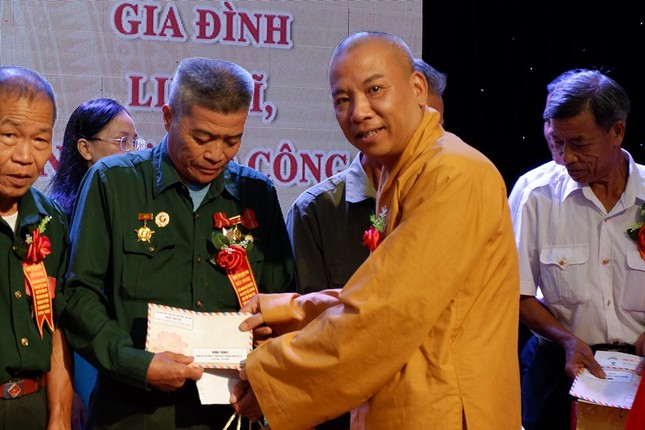 Tại hội nghị, Thượng tọa Thích Quảng Truyền đã trao tặng 75 suất quà đến các gia đình chính sách