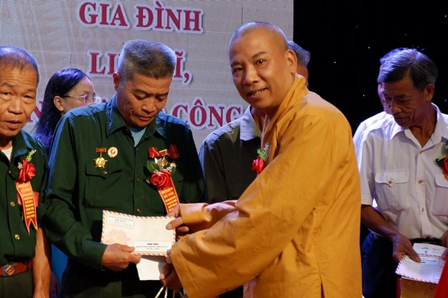 Tại hội nghị, Thượng tọa Thích Quảng Truyền đã trao tặng 75 suất quà đến các gia đình chính sách