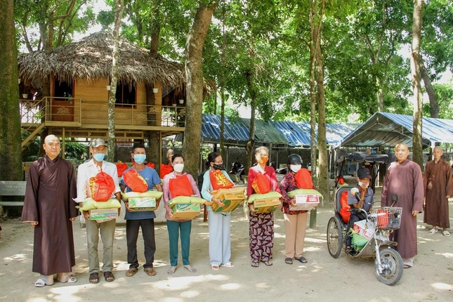 Trao quà đến đồng bào khó khăn tại thị trấn Phú Mỹ