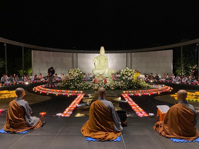 Thiền viện Trúc Lâm Bình Phước tổ chức đàn tràng hoa đăng tưởng niệm các anh hùng, liệt sĩ cùng đồng bào tử vong trong đại dịch Covid-19