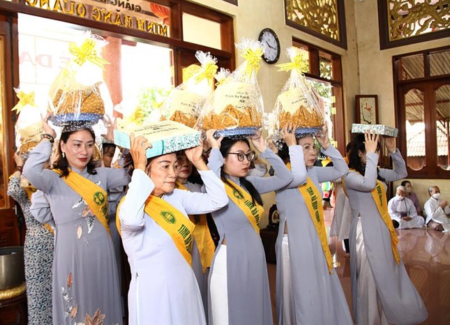 Phật tử dâng y ca-sa Phật tử dâng y ca-sa