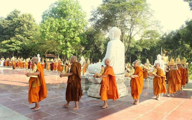 Cung rước tôn tượng Đức Phật trong khuôn viên thiền viện Phước Sơn