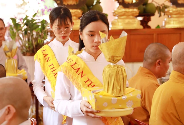 Phật tử tại ni viện Long Hoa dâng hoa cúng dường