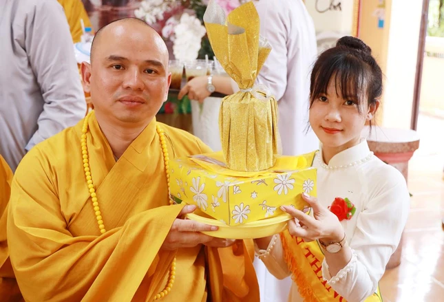 Dâng y ca-sa mừng chư tôn đức thêm hạ lạp