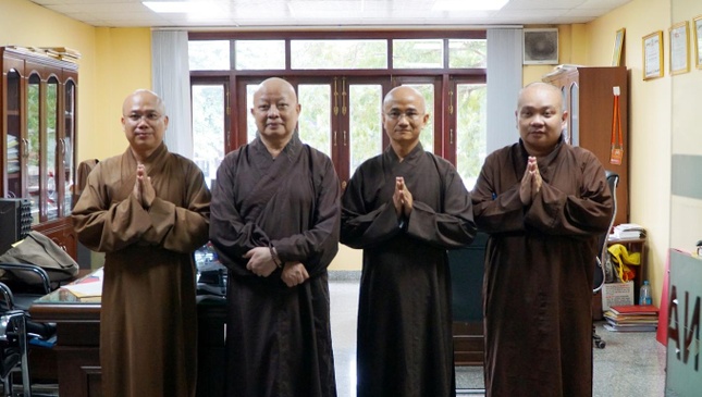 Hòa thượng Trưởng ban thăm văn phòng thuộc Ban Thư ký Ban Trị sự