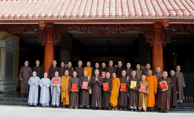 Chụp ảnh lưu niệm trước sảnh Việt Nam Quốc Tự