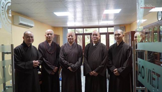 Tại văn phòng Ban Tăng sự