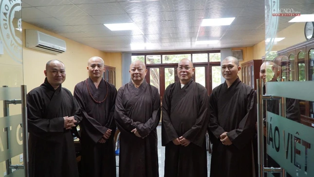 Tại văn phòng Ban Tăng sự