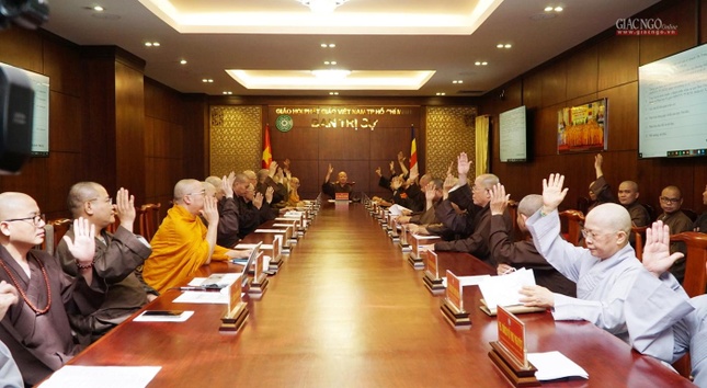 Chư tôn đức biểu quyết thông qua chương trình thảo luận