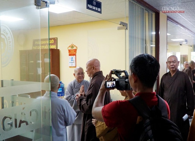 Hòa thượng thăm văn phòng Phân ban Ni giới