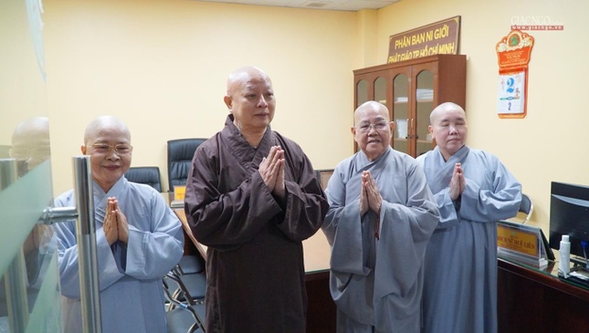 Chụp ảnh lưu niệm tại văn phòng Phân ban Ni giới