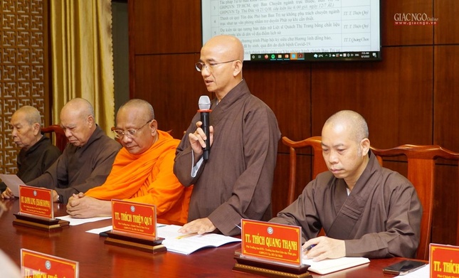 Thượng tọa Thích Thiện Quý đại diện Ban Thư ký trình một số Phật sự