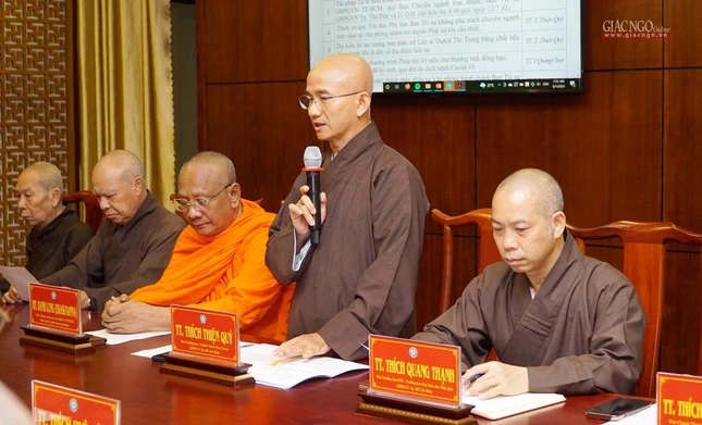 Thượng tọa Thích Thiện Quý đại diện Ban Thư ký trình một số Phật sự