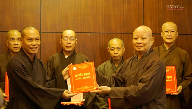 Trao quyết định đến Thượng tọa Thích Trí Chơn, Trưởng ban Văn hóa