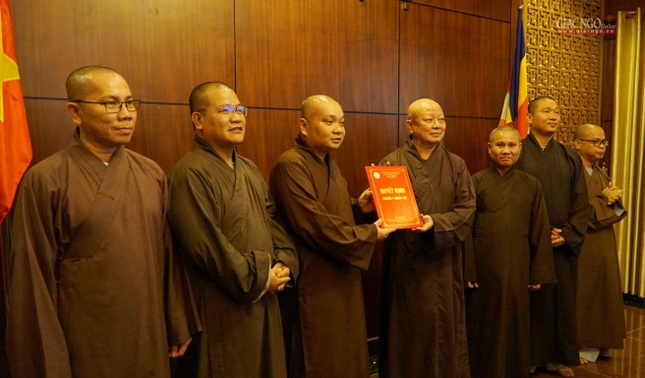 Trao quyết định đến Thượng tọa Thích Trung Nguyện cùng chư tôn đức Văn phòng Ban Trị sự