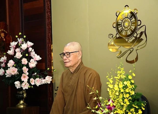 Hòa thượng Thích Châu Quang chủ trì buổi họp của Ban Thường trực