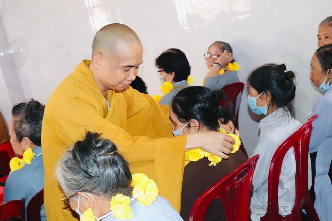 Đại đức Thích Giác Đạo cài hoa Vu lan đến Phật tử