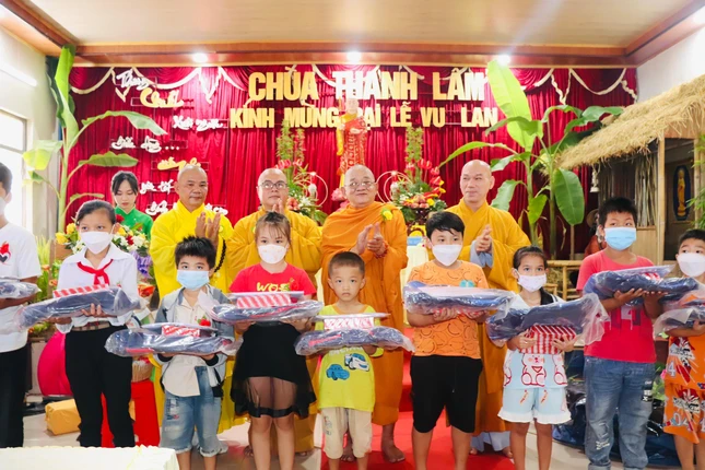 Ban Tổ chức tặng 100 phần quà cho học sinh nghèo hiếu học