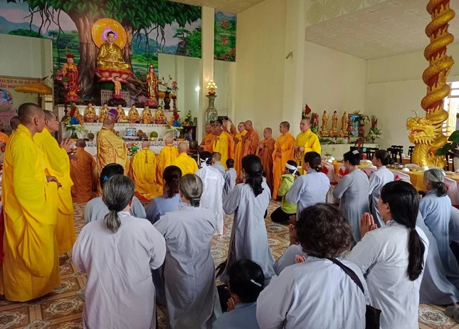 Chư tôn đức tổ chức lễ cầu nguyện tại chánh điện chùa Phương Hòa Chư tôn đức tổ chức lễ cầu nguyện tại chánh điện chùa Phương Hòa