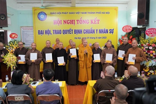 Thượng tọa Thích Đức Thiện trao quyết định đến các thành viên Ban Trị sự Thượng tọa Thích Đức Thiện trao quyết định đến các thành viên Ban Trị sự