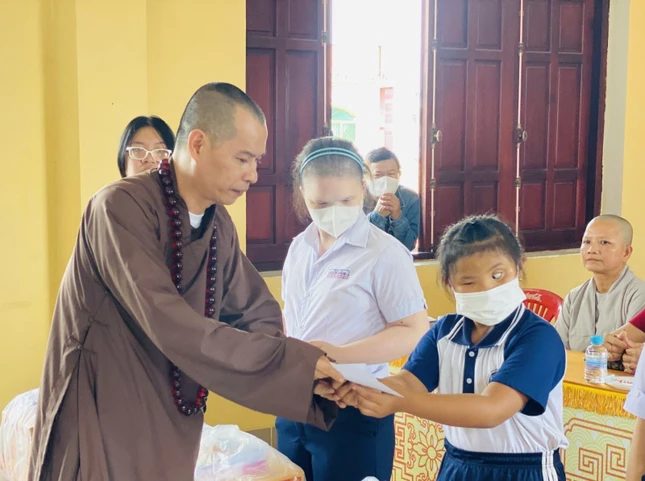 Thượng tọa Thích Minh Trí trao học bổng đến học sinh nghèo Thượng tọa Thích Minh Trí trao học bổng đến học sinh nghèo