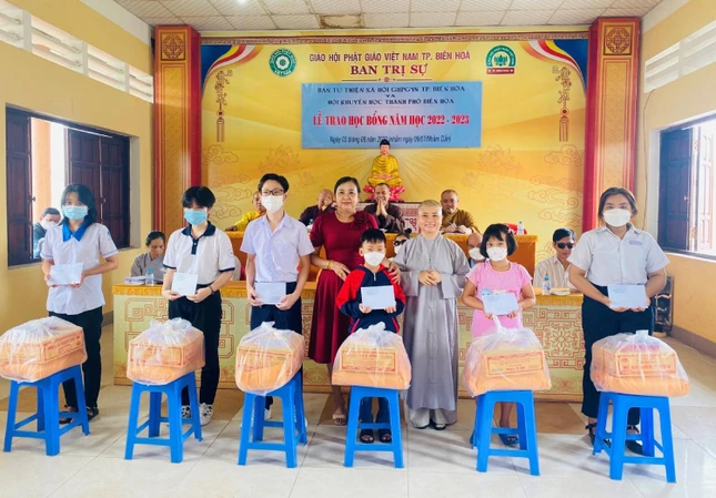 Trao học bổng cho con em người mù Trao học bổng cho con em người mù