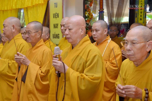 Hòa thượng Thích Lệ Trang nguyện hương cầu nguyện Giác linh Ni trưởng cao đăng Phật quốc