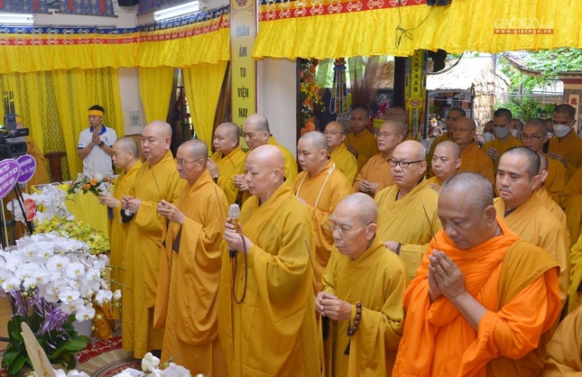 Chư tôn đức niêm hương tưởng niệm