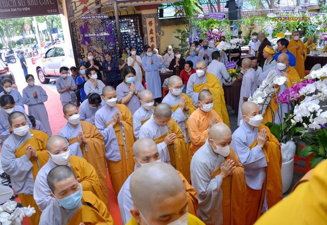 Chư Ni đảnh lễ Giác linh Ni trưởng