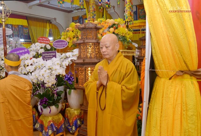 Hòa thượng Thích Lệ Trang hữu nhiễu kim quan tiễn biệt cố Ni trưởng