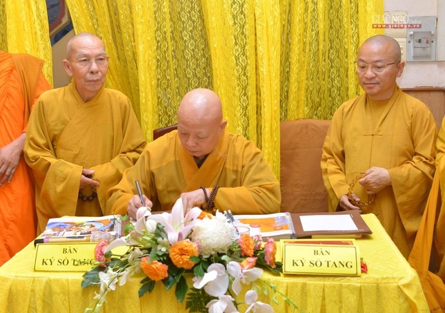 Hòa thượng Thích Lệ Trang viết sổ tang tiễn biệt