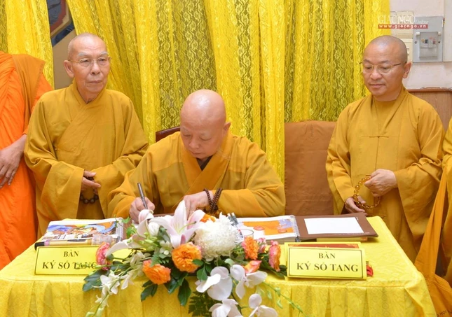 Hòa thượng Thích Lệ Trang viết sổ tang tiễn biệt