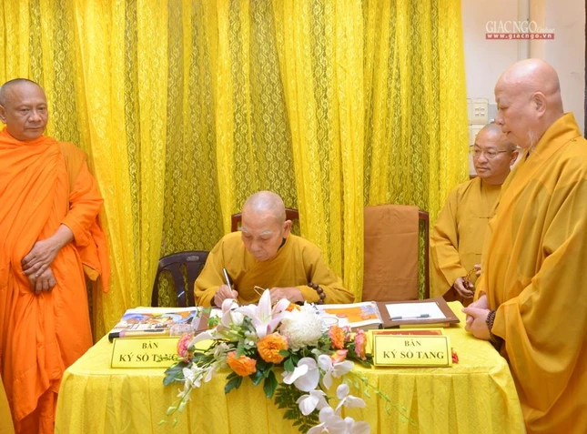 Hòa thượng Thích Thiện Đức ký sổ tang lưu niệm