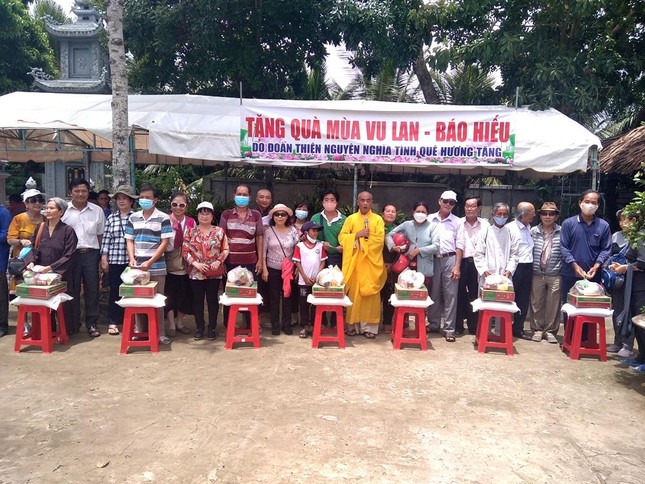 Đoàn từ thiện trao tặng 200 phần quà đến những hộ khó khăn