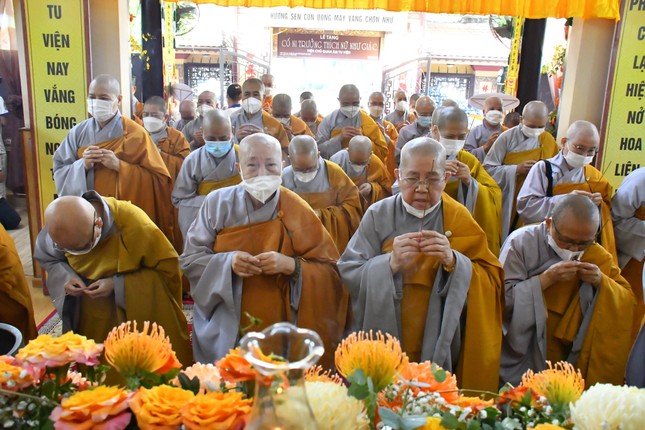Chư Ni dâng hương tưởng niệm Giác linh Ni trưởng Thích nữ Như Giác