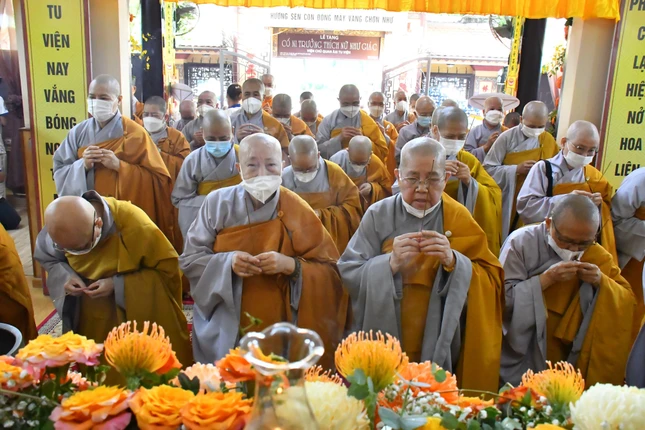 Chư Ni dâng hương tưởng niệm Giác linh Ni trưởng Thích nữ Như Giác